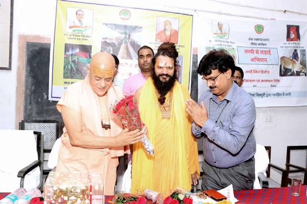 स्वामी अखिलेश्वरानंद गिरी