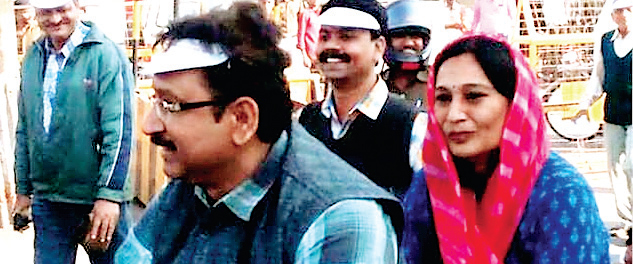 सपत्नीक विदेश दौरे