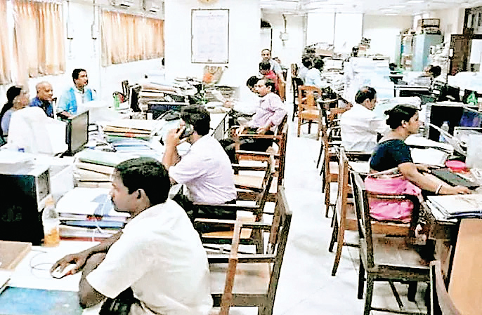 कर्मचारियों के नियमितिकरण