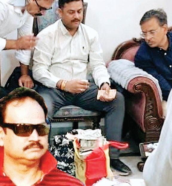 आबकारी अधिकारी