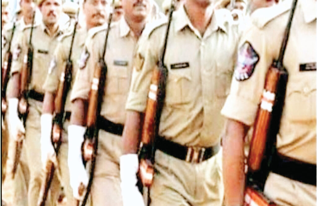 अफसरों के घर चाकरी