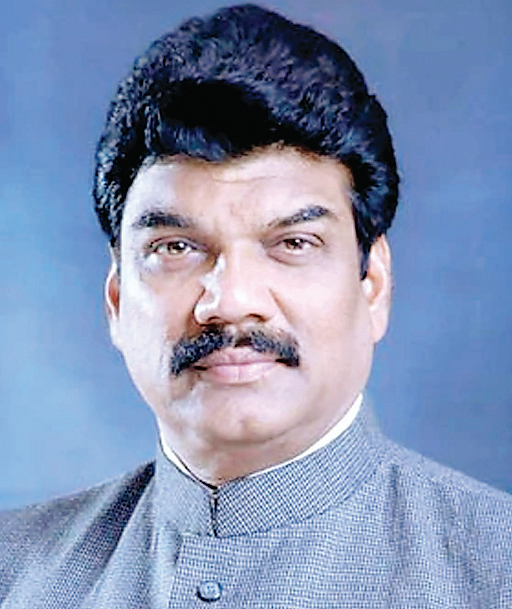 घिरे मंत्री