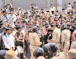 नोएडा बवाल