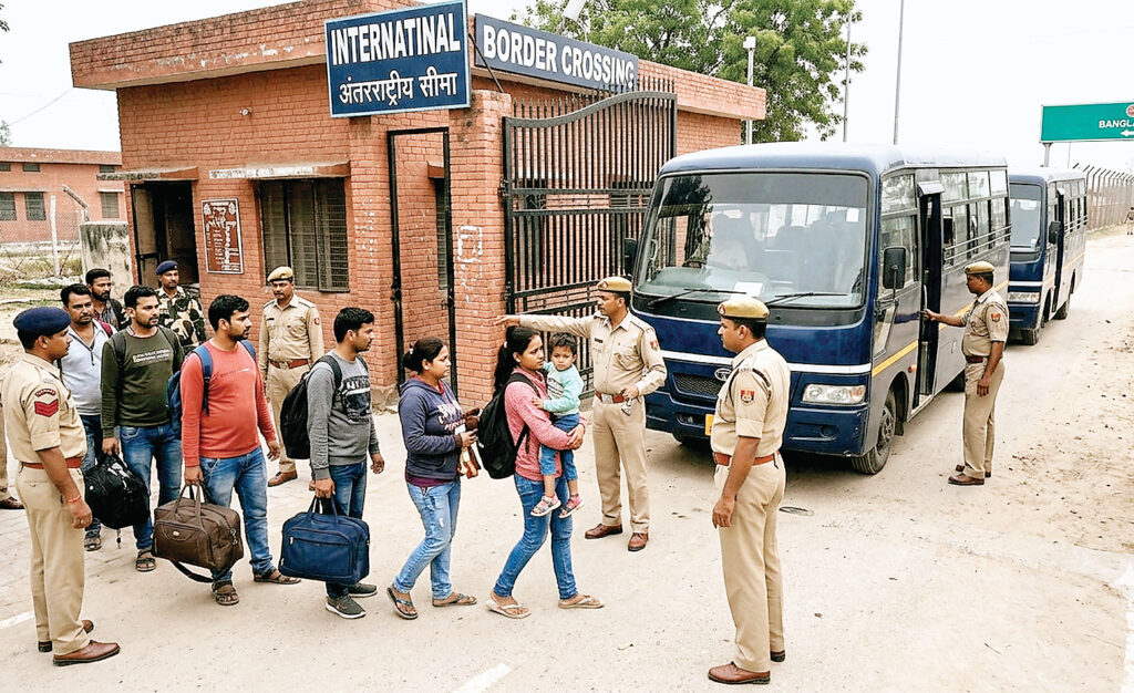 बांग्लादेशी भेजे वापस