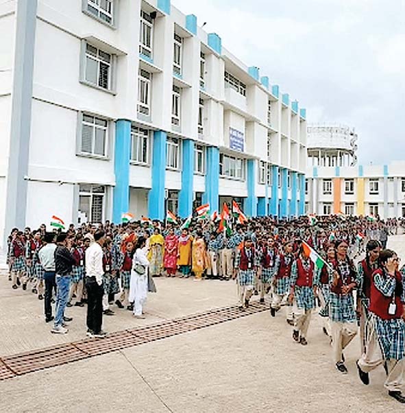 सरकारी स्कूलों की विदाई
