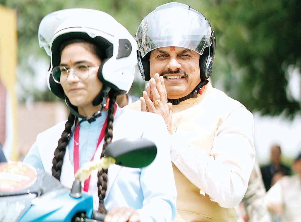 स्टूडेंट्स को स्कूटी देंगे सीएम