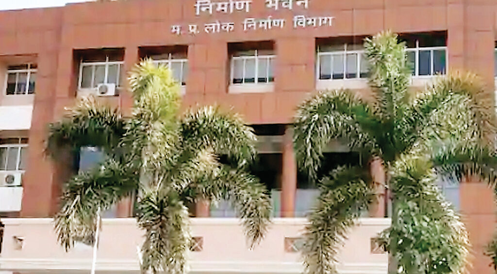 पुरानी कुर्सी पर अफसर