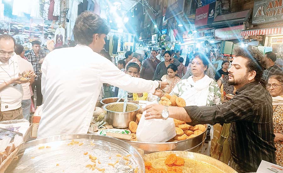 दुकानों-होटलों